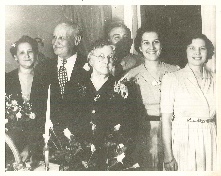Virginia(far right) with sister Dorothy,Her Parents and Aunt & Uncle 